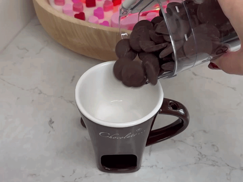 MeltCup med smält choklad och jordgubbar
